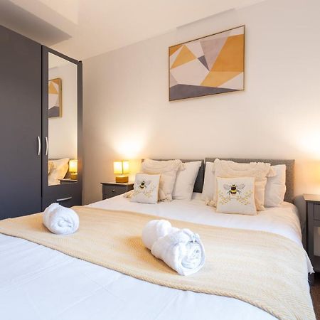 Parking - Spacious - Smart Tv - Self Checkin - Garden - King Derby Buitenkant foto