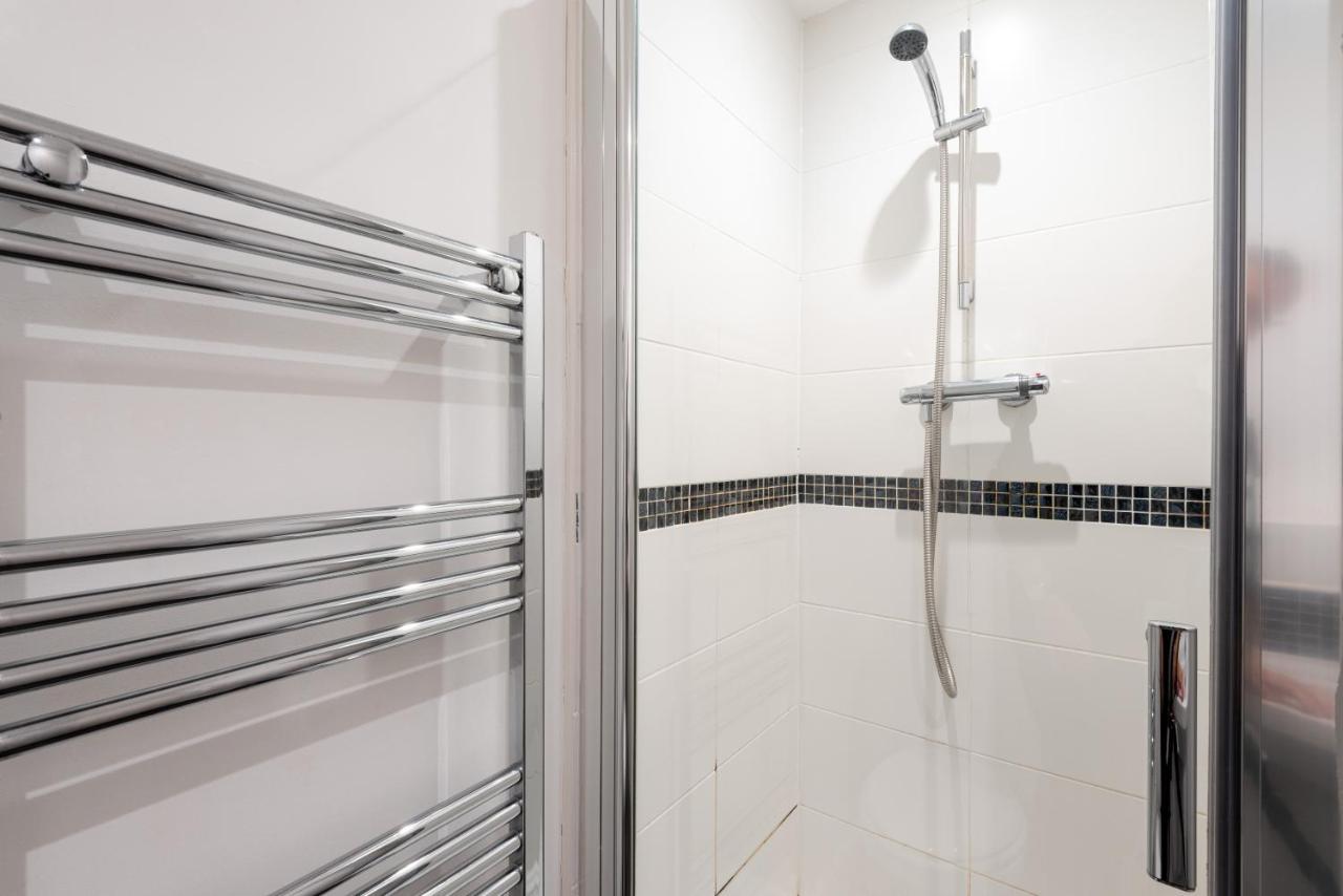 Parking - Spacious - Smart Tv - Self Checkin - Garden - King Derby Buitenkant foto