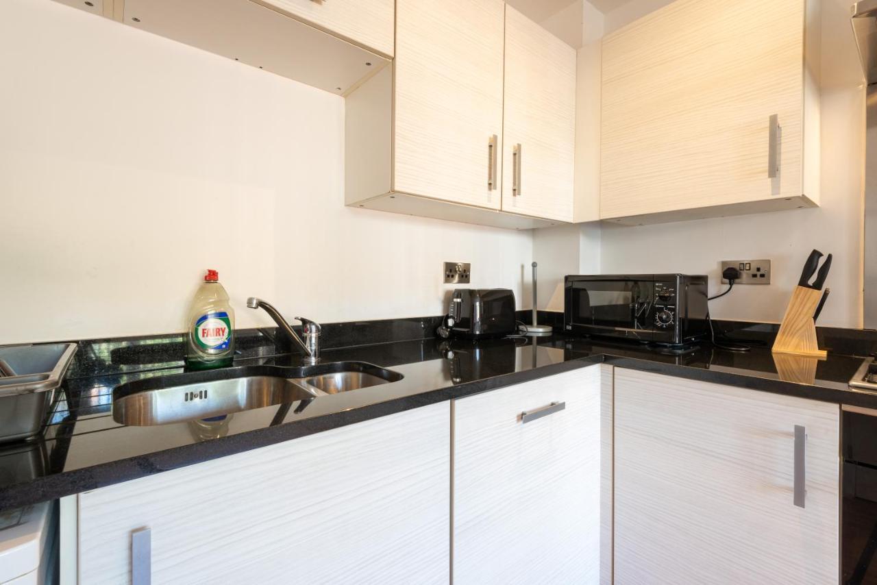Parking - Spacious - Smart Tv - Self Checkin - Garden - King Derby Buitenkant foto