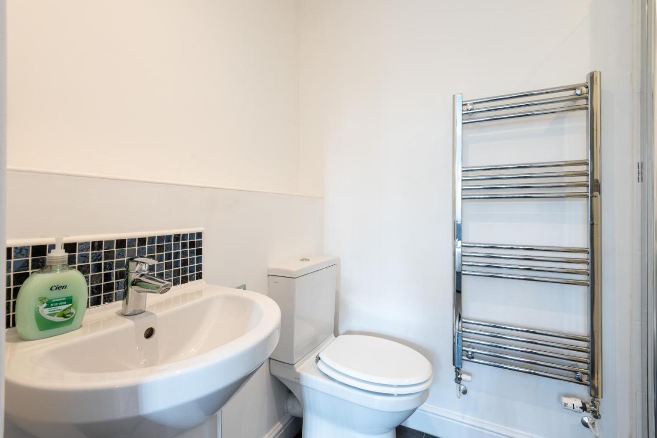 Parking - Spacious - Smart Tv - Self Checkin - Garden - King Derby Buitenkant foto