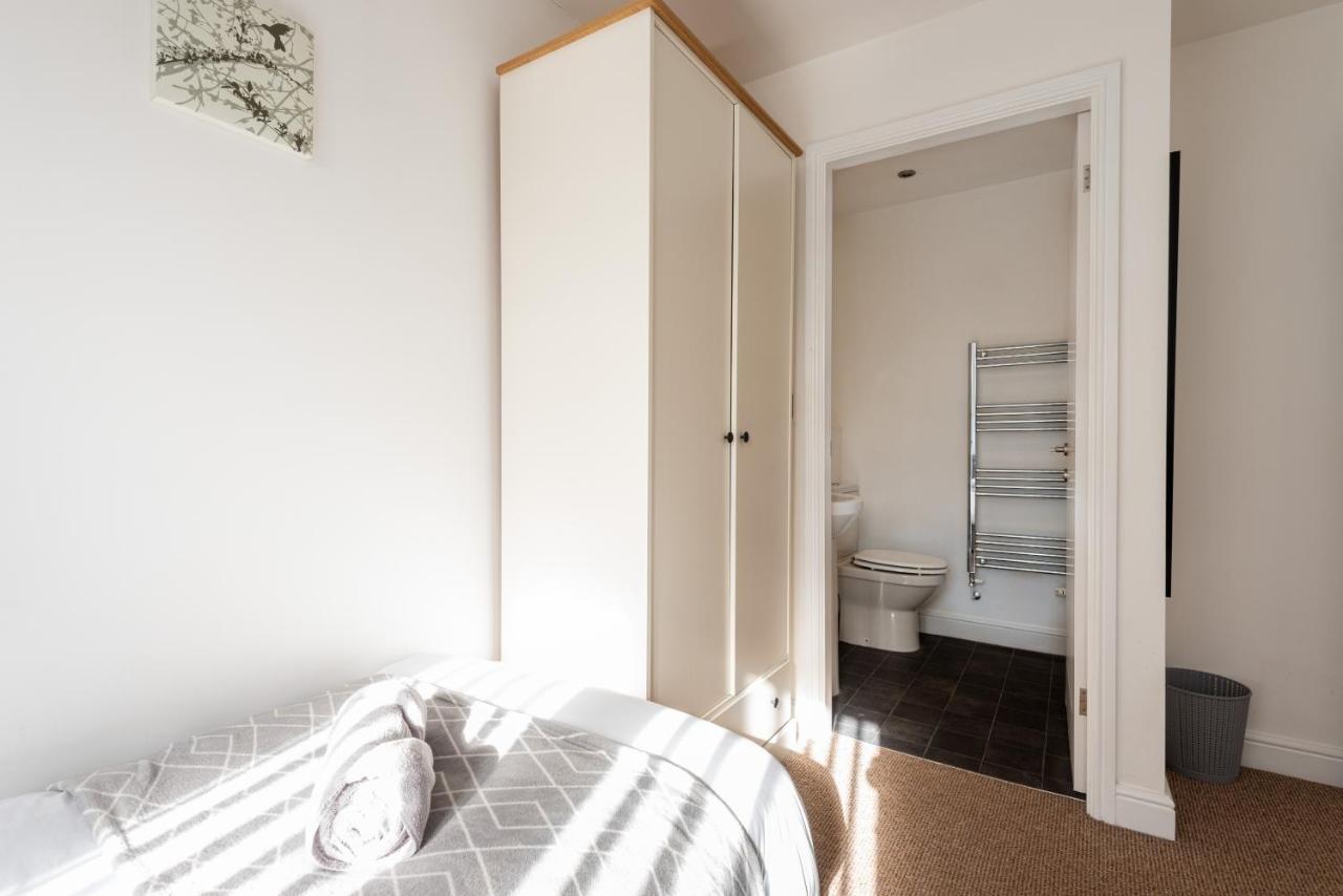 Parking - Spacious - Smart Tv - Self Checkin - Garden - King Derby Buitenkant foto