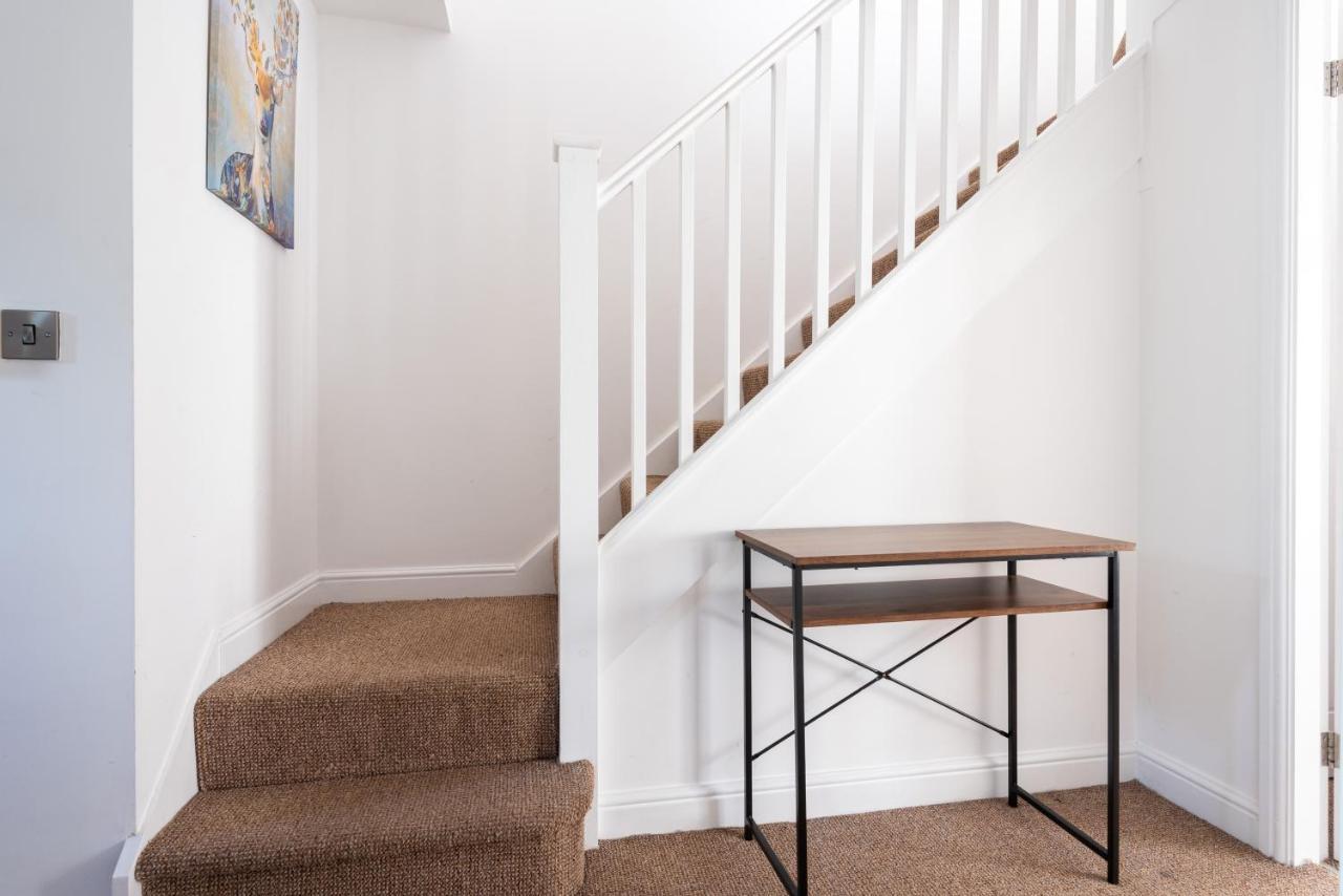 Parking - Spacious - Smart Tv - Self Checkin - Garden - King Derby Buitenkant foto